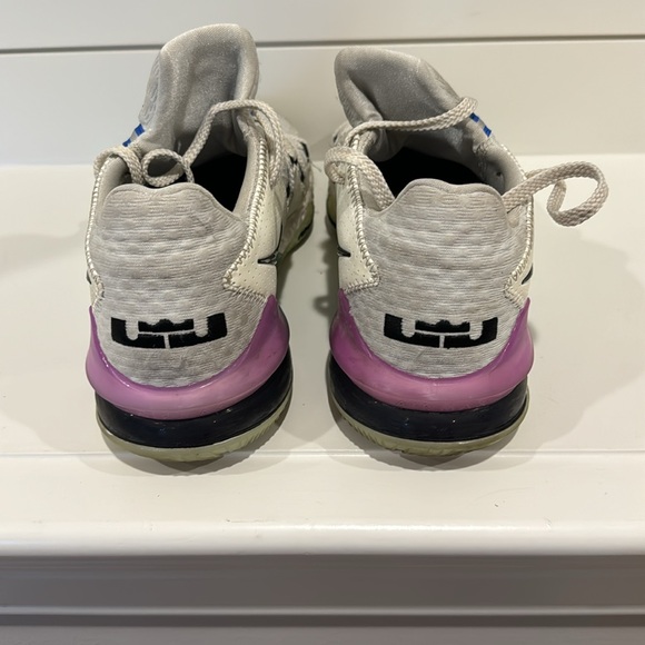 Gently Used Men’s Lebron Low Glow in the Dark Basketball Shoe 10 - Picture 2 of 3